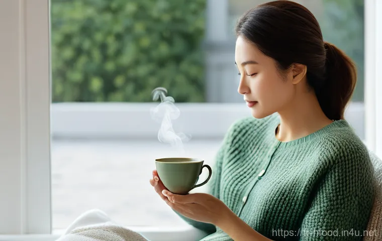 피부 보습에 좋은 건강 음료 - **Prompt:** "A vibrant close-up shot of two distinct, colorful beverages on a clean white surface or...